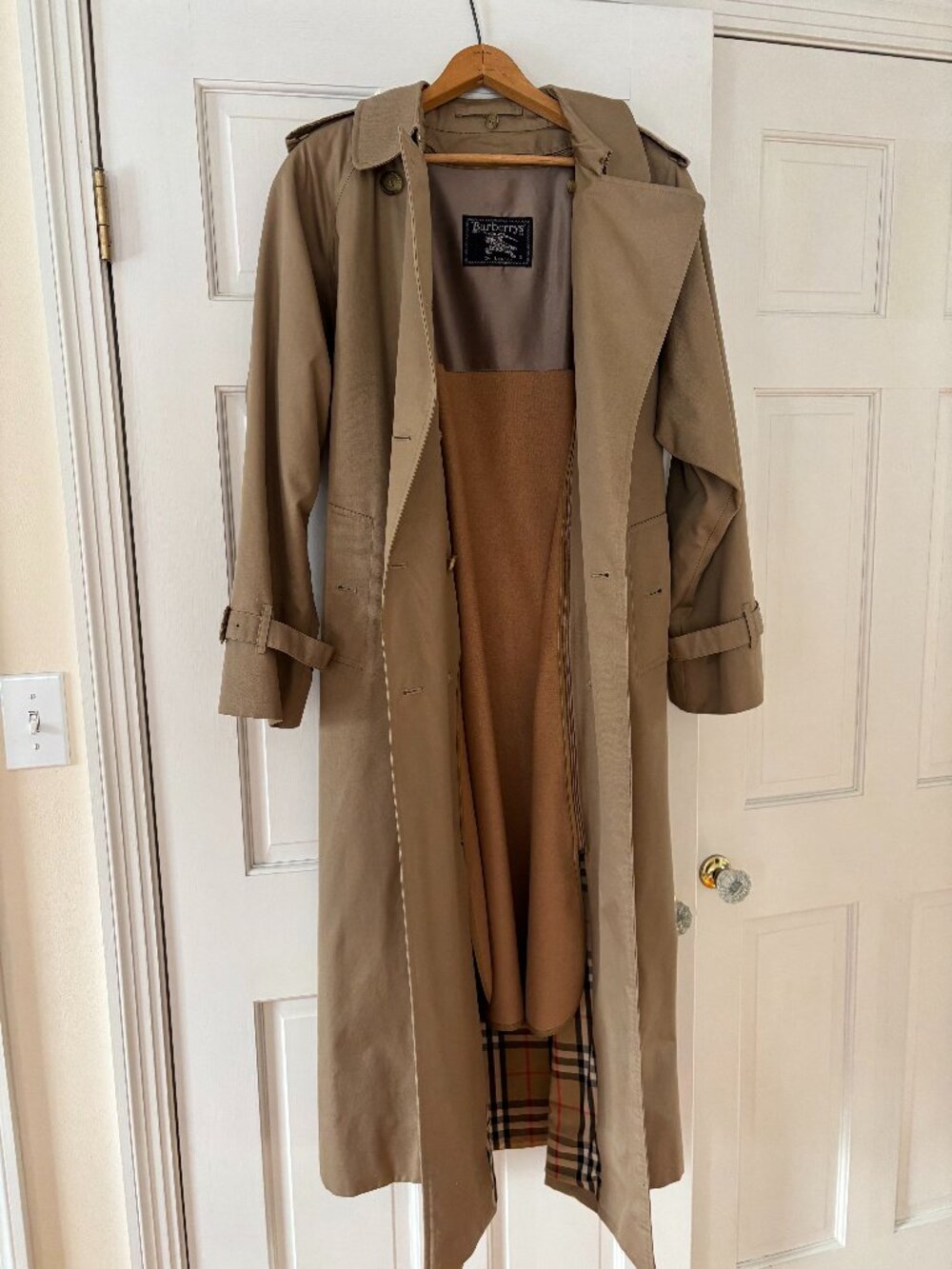 Vintage Burberry's Trenchcoat w/ zip-in wool lining & removable wool collar - Picture 7 of 9